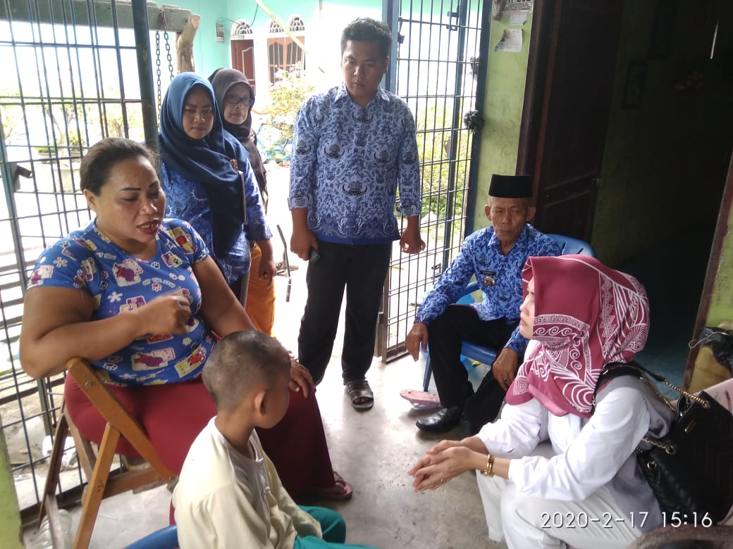 Ketua TP-PKK Pantai labu dan kades Pematang biara jenguk bocah SD penderita Hematoma8