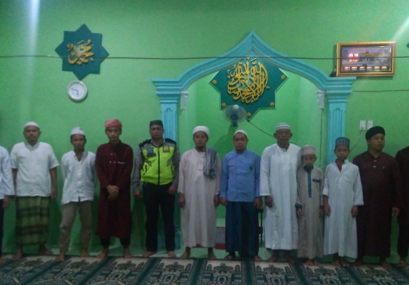 Personil Polsek Batang Kuis Bersama Warga Laksanakan Sholat Subuh Berjamaah