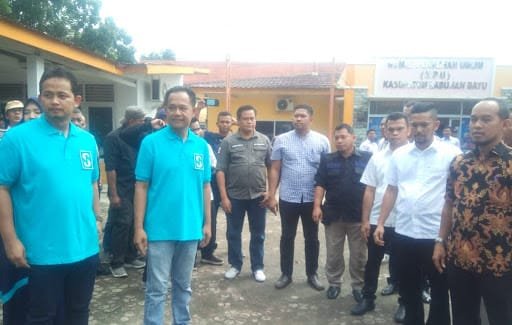 Pasangan Bacalon Bupati & wakil Bupati Suhari pane - Irwan serahkan Data ke KPUD