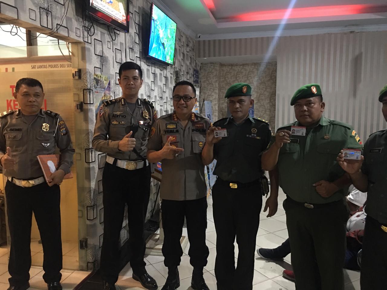 Tingkatkan sinergitas, Kapolresta Deli Serdang berikan pelayanan SIM bagi anggota TNI