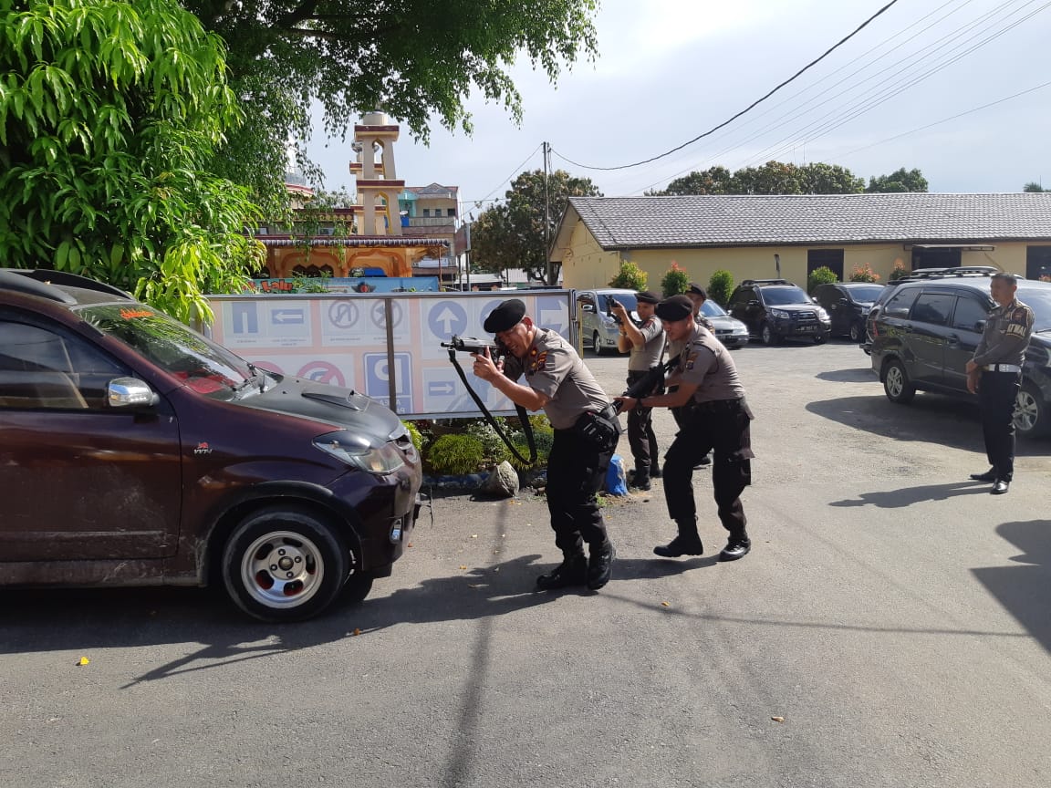 Meningkatkan kemampuan , Sat Sabhara Lakukan Simulasi Penangkapan