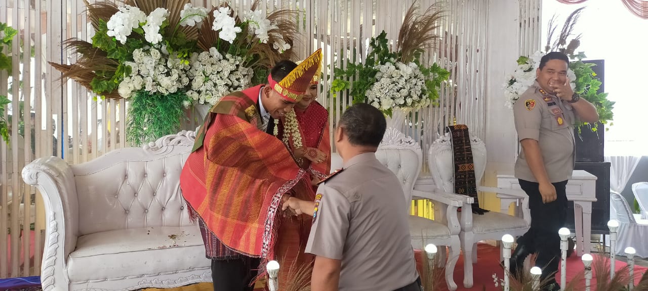 Wujud Kedekatan Kepada Anggotanya, Kapolresta Deli Serdang Hadiri Undangan Pesta Pernikahan