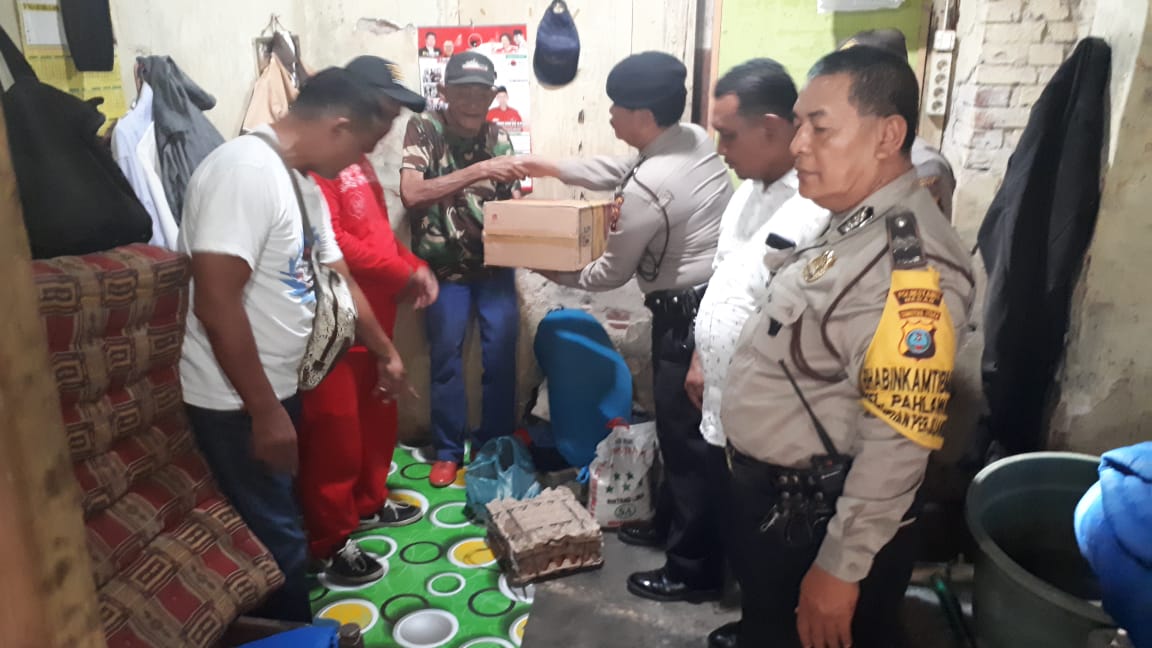 Polsek Medan Timur Santuni Seorang Lajang Tua di Program Polrestabes Medan Berbagi