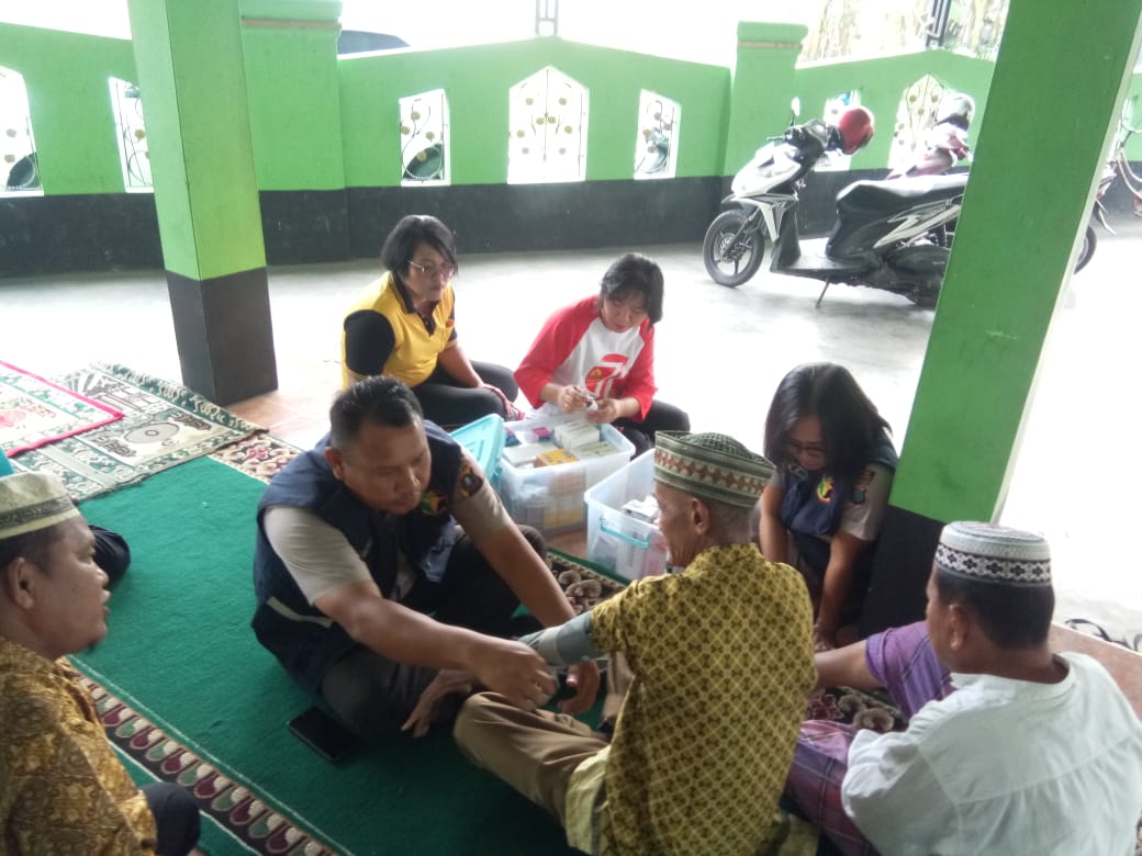 Jumat Barokah, Sat Binmas Polresta Deli Serdang Gotong Royong dan Baksos