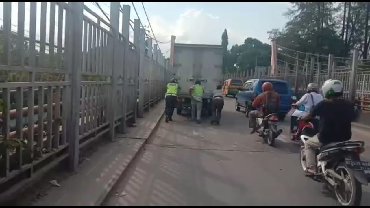 Hindari Macet Anggota Sat lantas Polresta Deli Serdang Dorong Mobil Mogok.