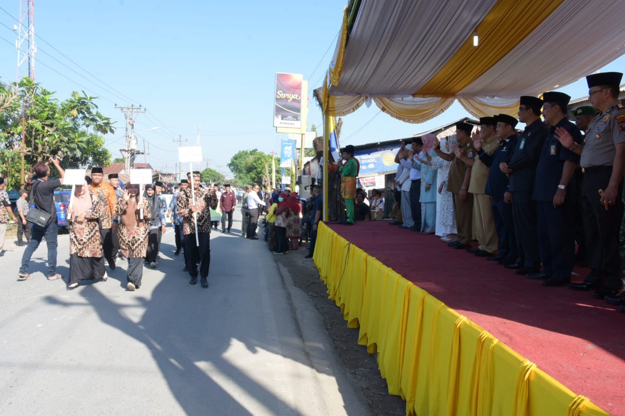 Bupati DS H Ashari Tambunan Lepas Pawai Taâ€™aruf dan Buka Pameran MTQ dan FSQ Kabupaten Deli Serdang