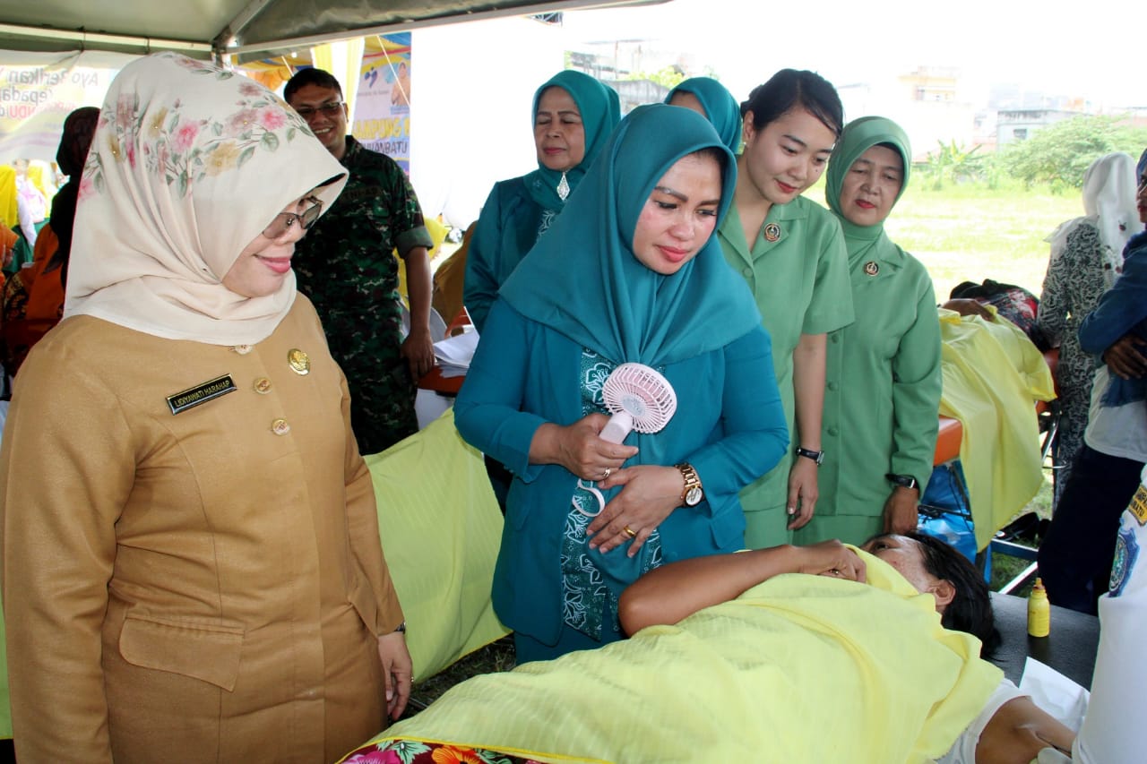 Ketua Tim Penggerak PKK Kabupaten Labuhanbatu Tinjau Pelayanan KB Gratis