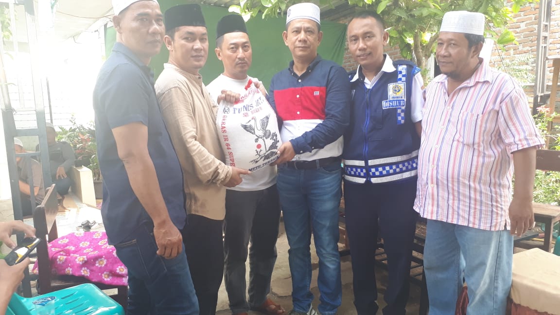 Ketua Pewarta Santuni 1 Goni Beras Kepada Keluarga Almarhum Agus Purwadi