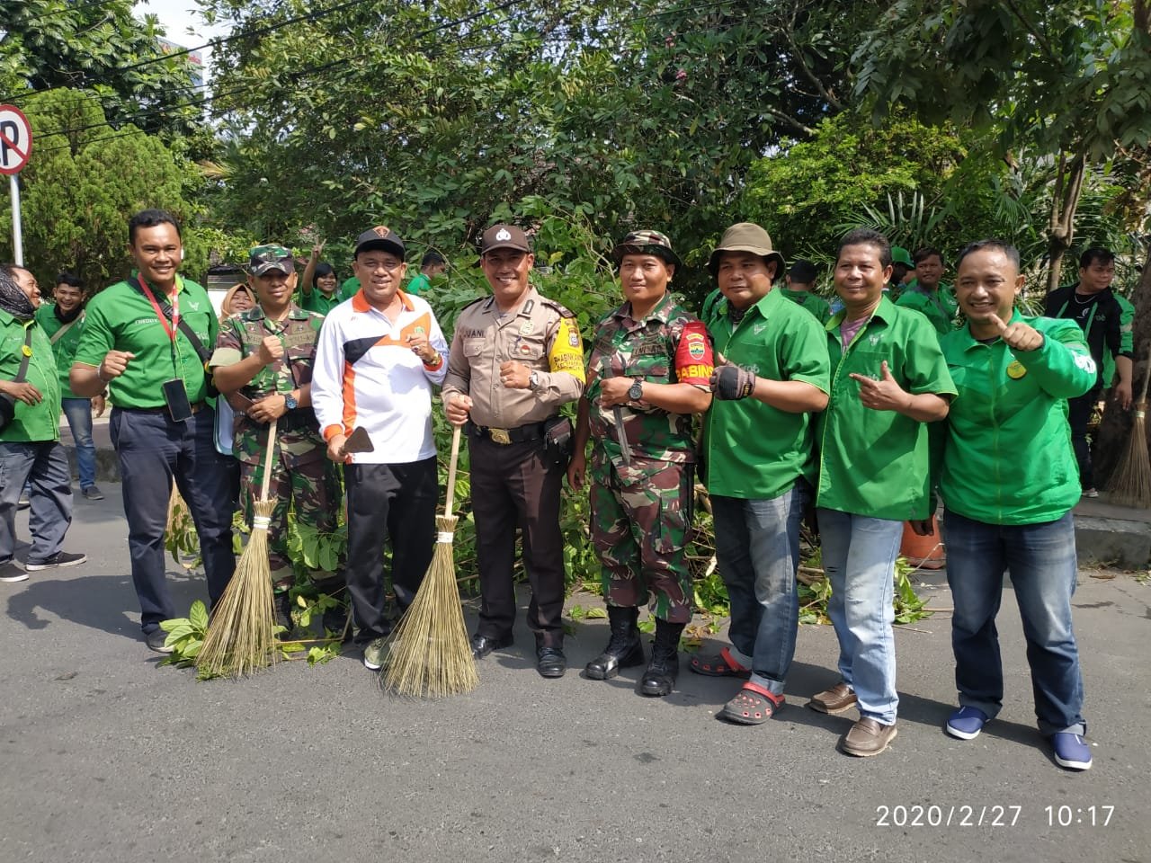 Bhabinkamtibmas Kelurahan Madras Hulu Bersama 3 Pilar dan Komunitas Ojol Baksos di Jalan Tengku Daud