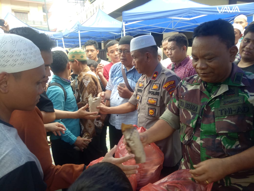 Kapolsek Medan Timur Jumat Barokah di Masjid Al Hidayah Berbagi Nasi Bungkus