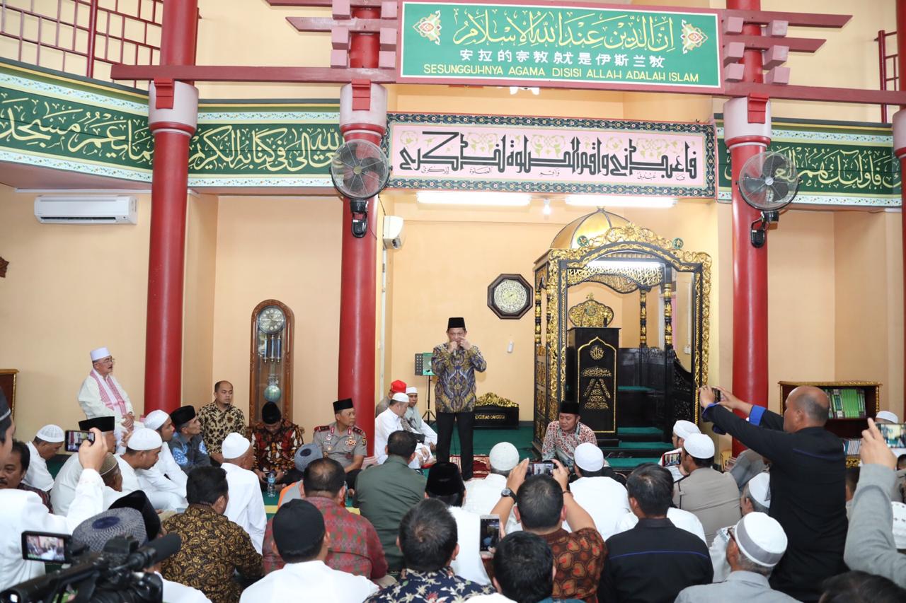 Di Kota Kelahiran, Mendagri Jadi Imam Sholat Jumat di Masjid Cheng Ho