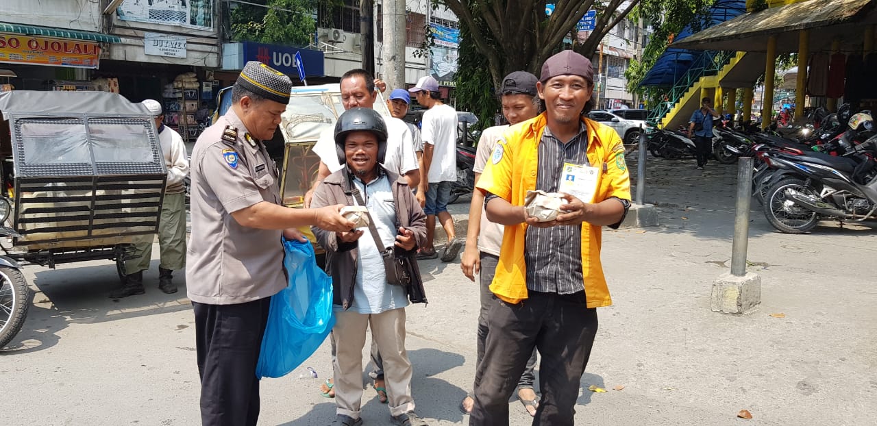 Polsek Medan Baru Jumat Barokah Berrbagi Tali Asih Kepada Abang Becak