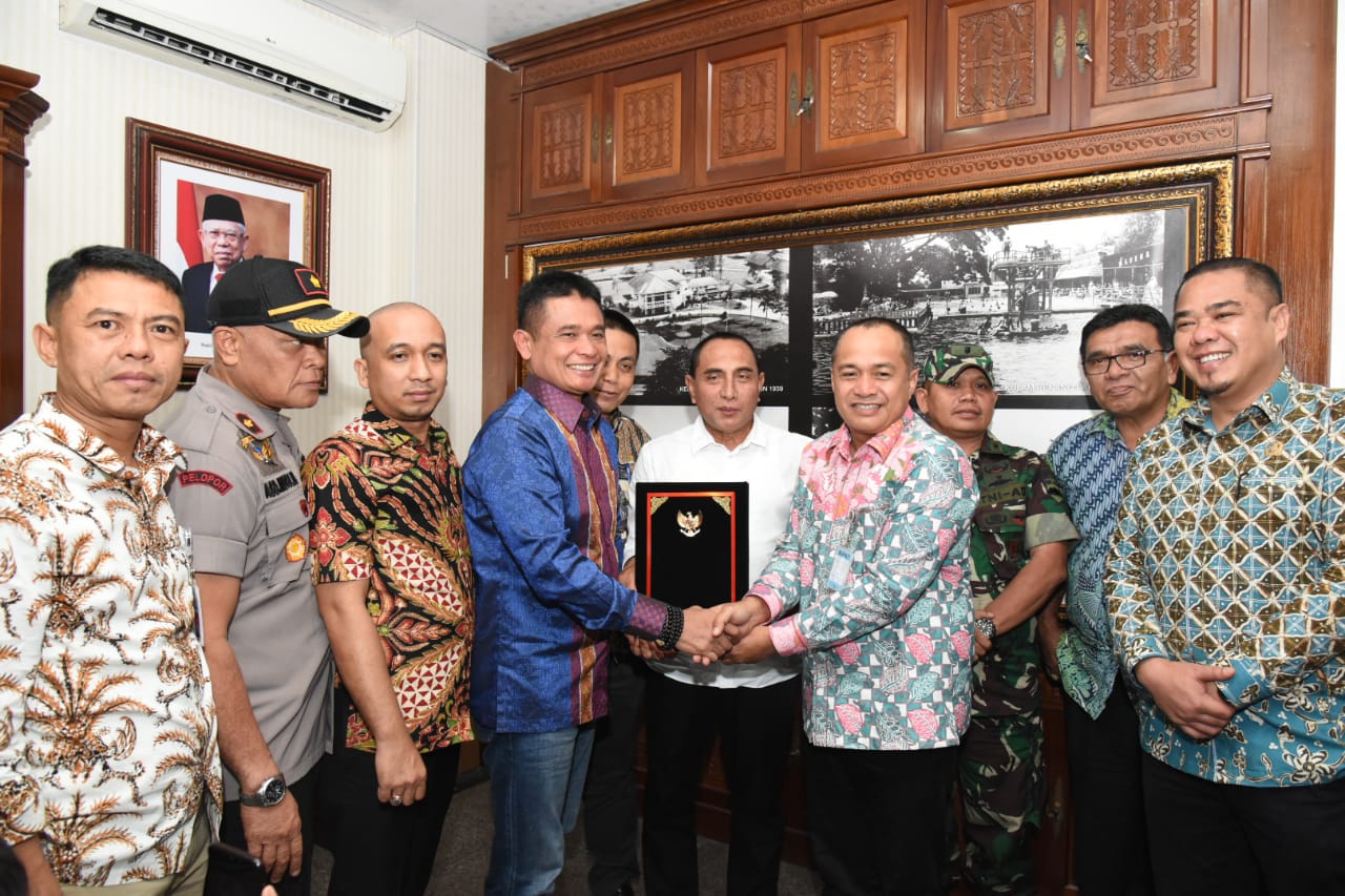 Bupati Zahir Teken Penlok Dihadapan Gubsu dan Dirut Pelindo I