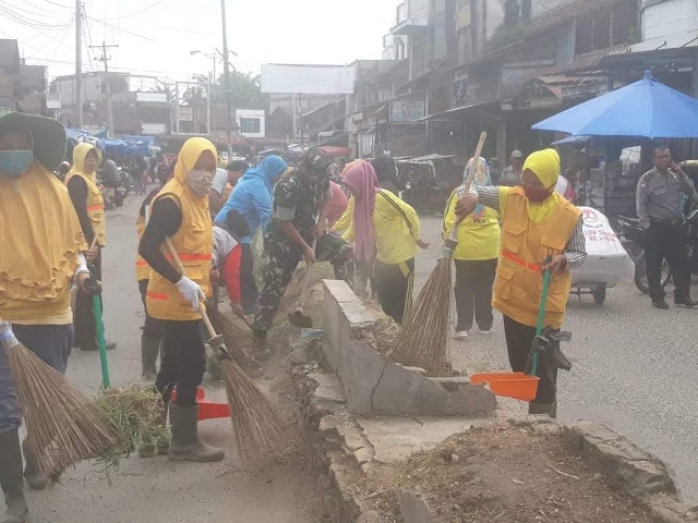 DLH dan Kelurahan Rantau Selatan, Labuhanbatu Laksanakan Gotong Royong Bersama
