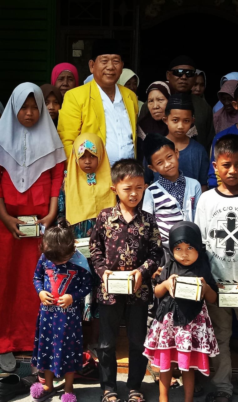 Balon Bupati Serdang Bedagai H. Zulkifli Barus  memberi santunan kepada  anak yatim dan dhuafa