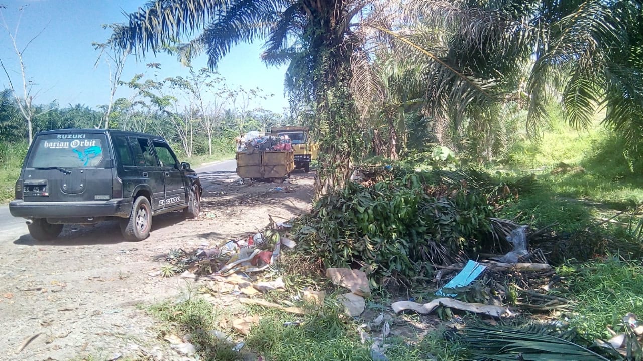 Dinas Lingkungan Hidup Tumpuk Sampah di Pinggir Jalan