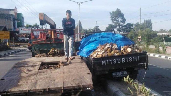 Mobil Pengangkut Kulit Durian Sangkut di Median Jalan setelah Disenggol Bus