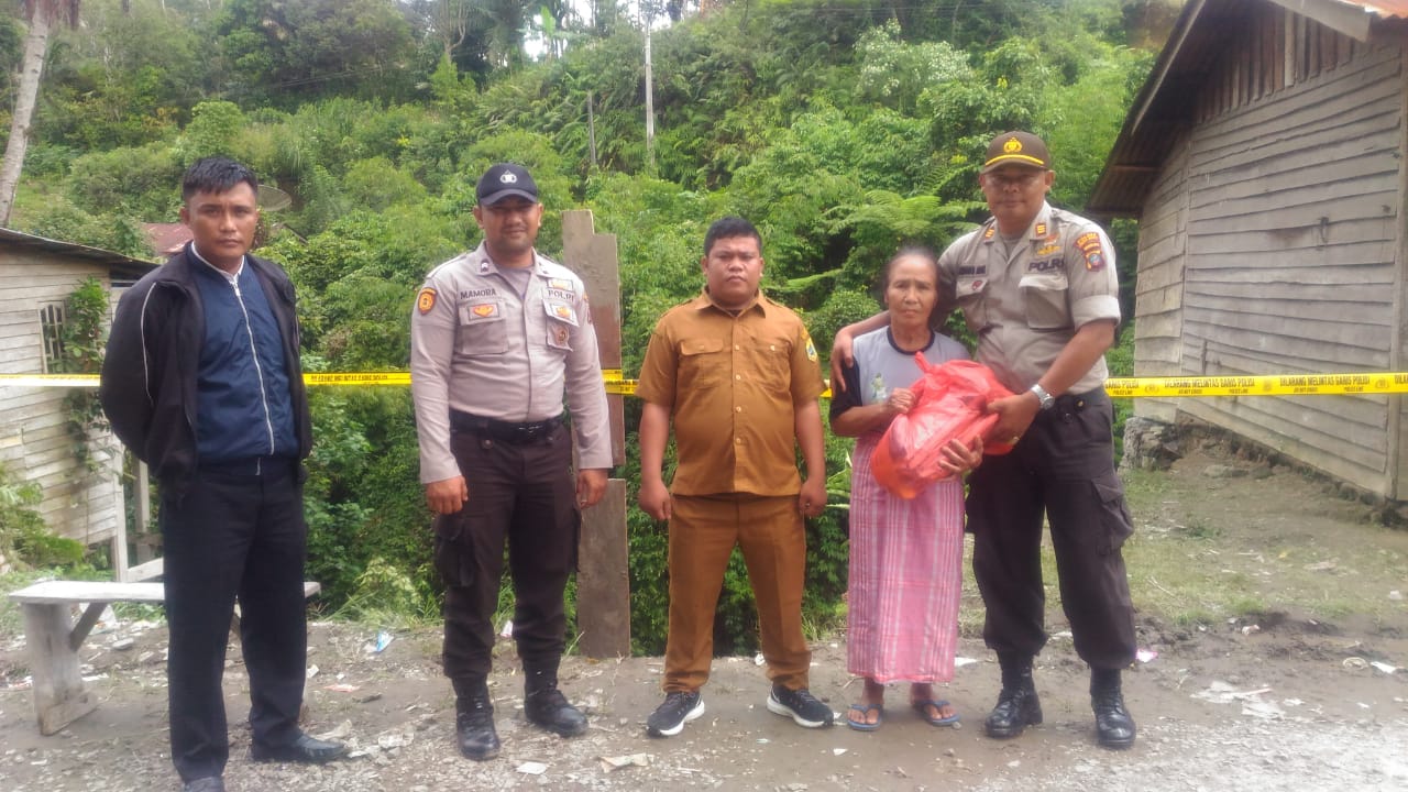Kapolres Pakpak Bharat Berikan Bantuan Sembako Kepada Korban Bencana Alam
