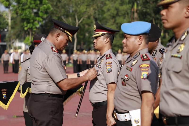 Kapolda Sumut Sematkan Pin dari Kapolri Kepada Kapolsek, Kompol Yasir Pin Emas, Kompol Herwansyah Putra Perak, Kompol Aris Wibowo Perunggu