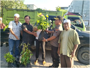 PDS BERI BANTUAN BIBIT TANAMAN KERAS KE POKTAN PESONA UTAN