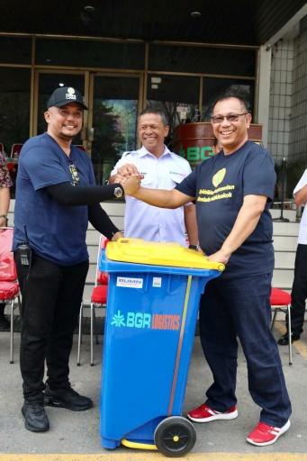 Plt Wali Kota Medan Apresiasi Pemberian Tong Sampah Dari PT BGR Medan