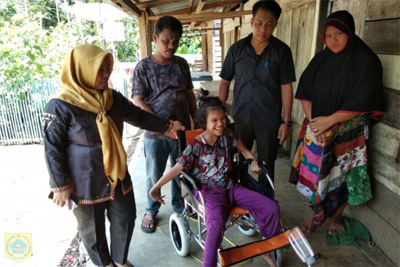 Kadis Sosial Pakpak Bharat Serahkan Alat Bantu kepada Disabilitas