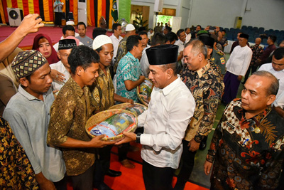 Serahkan Bantuan Bibit, Ternak dan Alat Pertanian, Gubernur Ajak Para Petambang Beralih ke Pertanian