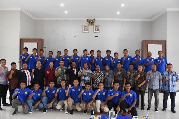 Bupati Deli Serdang H. Ashari Tambunan Melepas Tim Sepak Bola PSDS