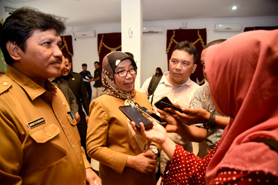 Sekdaprov Sabrina Serahkan Penghargaan  Adiwiyata  kepada 145 Sekolah di Sumut