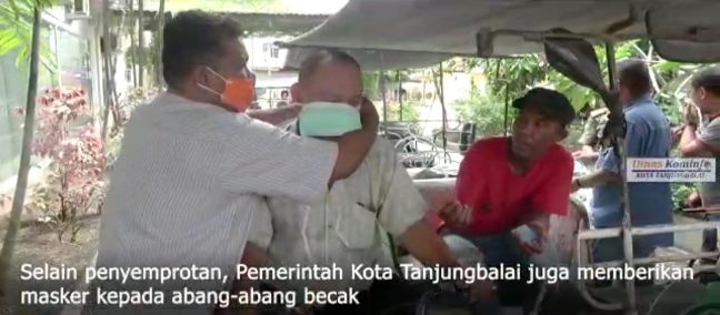 Walikota Tanjung Balai  Berbaur Dengan Abang Becak Bagi Masker dan Semprot Disinfektan