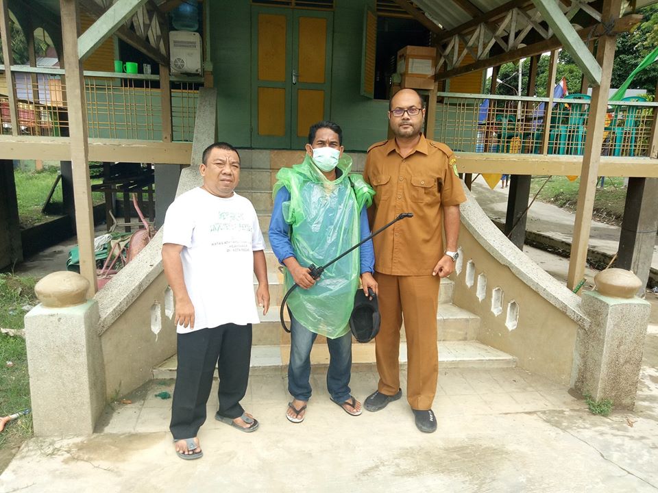 Mesjid Al-Azhar Kp Mandailing Disemprot Cairan Disinfektan