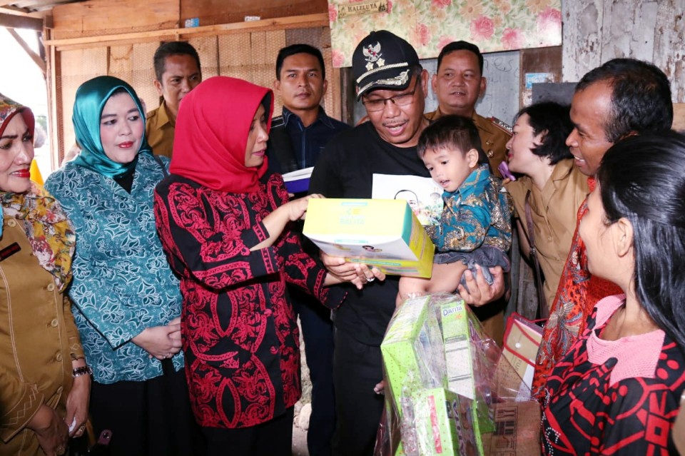 Akhyar Gendong & Hibur Penderita Stunting, Plt Wali Kota Medan Beri Asupan Gizi Tambahan & Renovasi Rumah