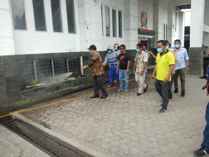 Bupati Karo Pimpin Penyemprotan Disinfektan