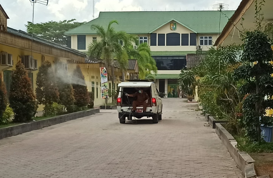 Antisipasi Virus COVID-19, Dinkes Lakukan Penyemprotan Disinfektan di Area Perkantoran Bupati Sergai
