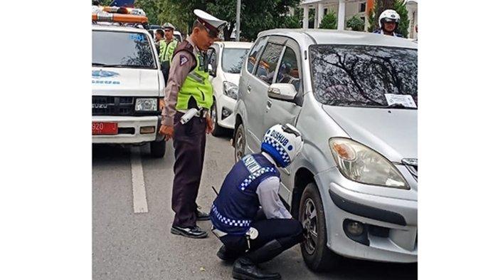 Tertibkan Parkir Liar di Kota Medan  Dishub Gembosi Ban Belasan Mobil, Polisi Keluarkan Surat Tilang