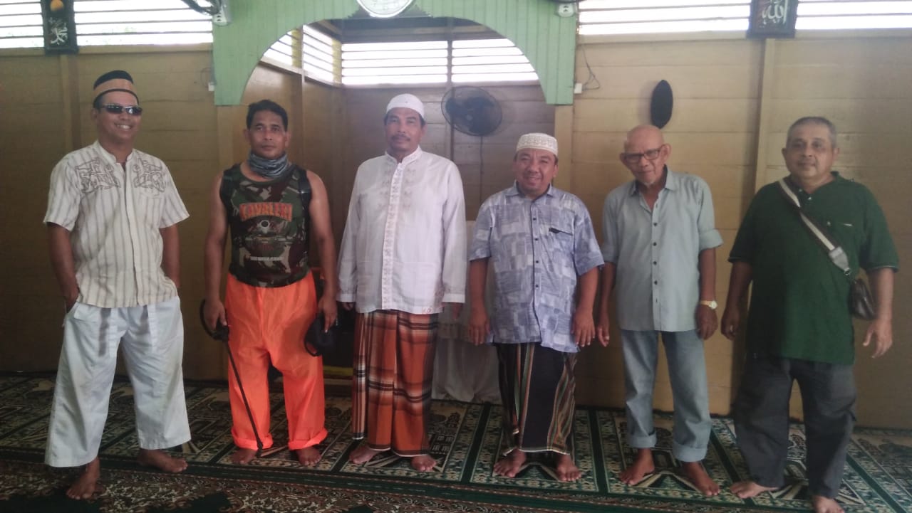 Mesjid Al-Azhar dan Rumah Warga Kp Mandailing Disemprot Disinfektan