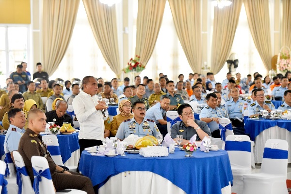 Terima Pasis Seskoau dan Sesau TNI AU,  Gubernur Berpesan tentang Pertahanan di Selat Malaka