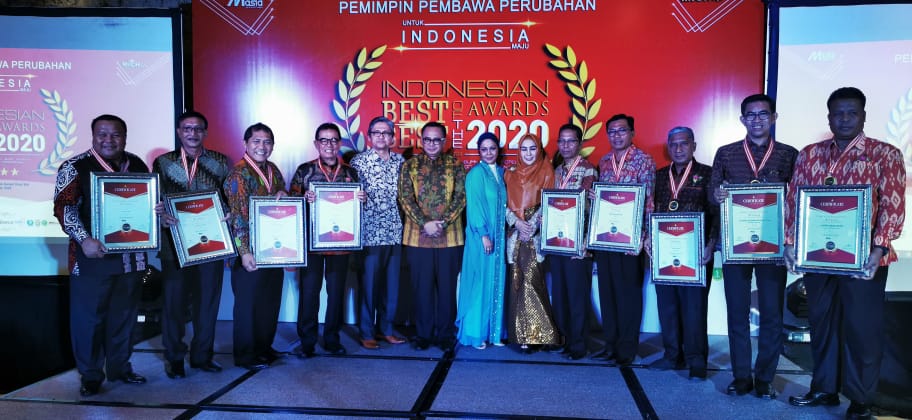Bupati Karo Mendapat Award Sebagai Pemimpin Pembawa Perubahan Terbaik