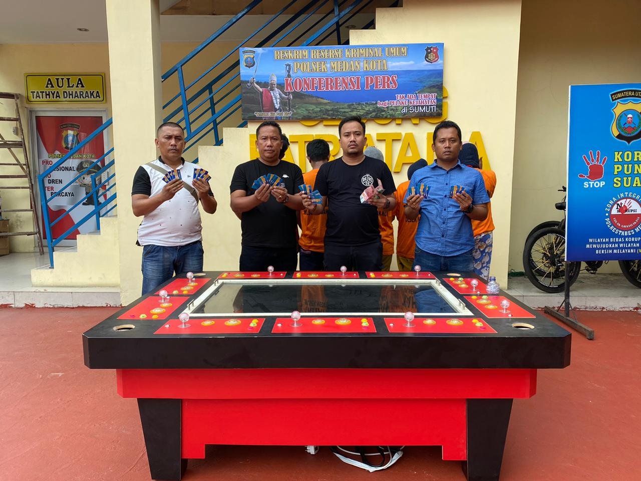 8 Pria Pemain Judi Tembak Ikan di Maimun Digelandang Tekab  Polsek Medan Kota