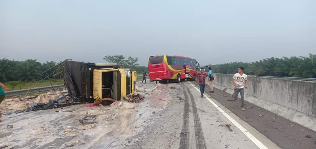 Mobil Bus Medan Jaya Seruduk Mobil Truk, Satu Meninggal