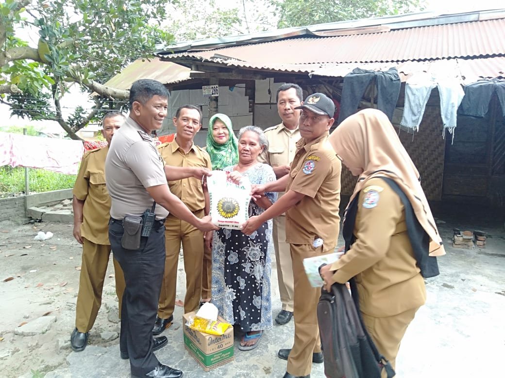 Aiptu Hendra Bhabinkamtibmas Peduli Dengan Warga Kurang Mampu