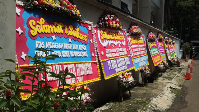 SMSI Raih Rekor MURI, Karangan Bunga Berjejer