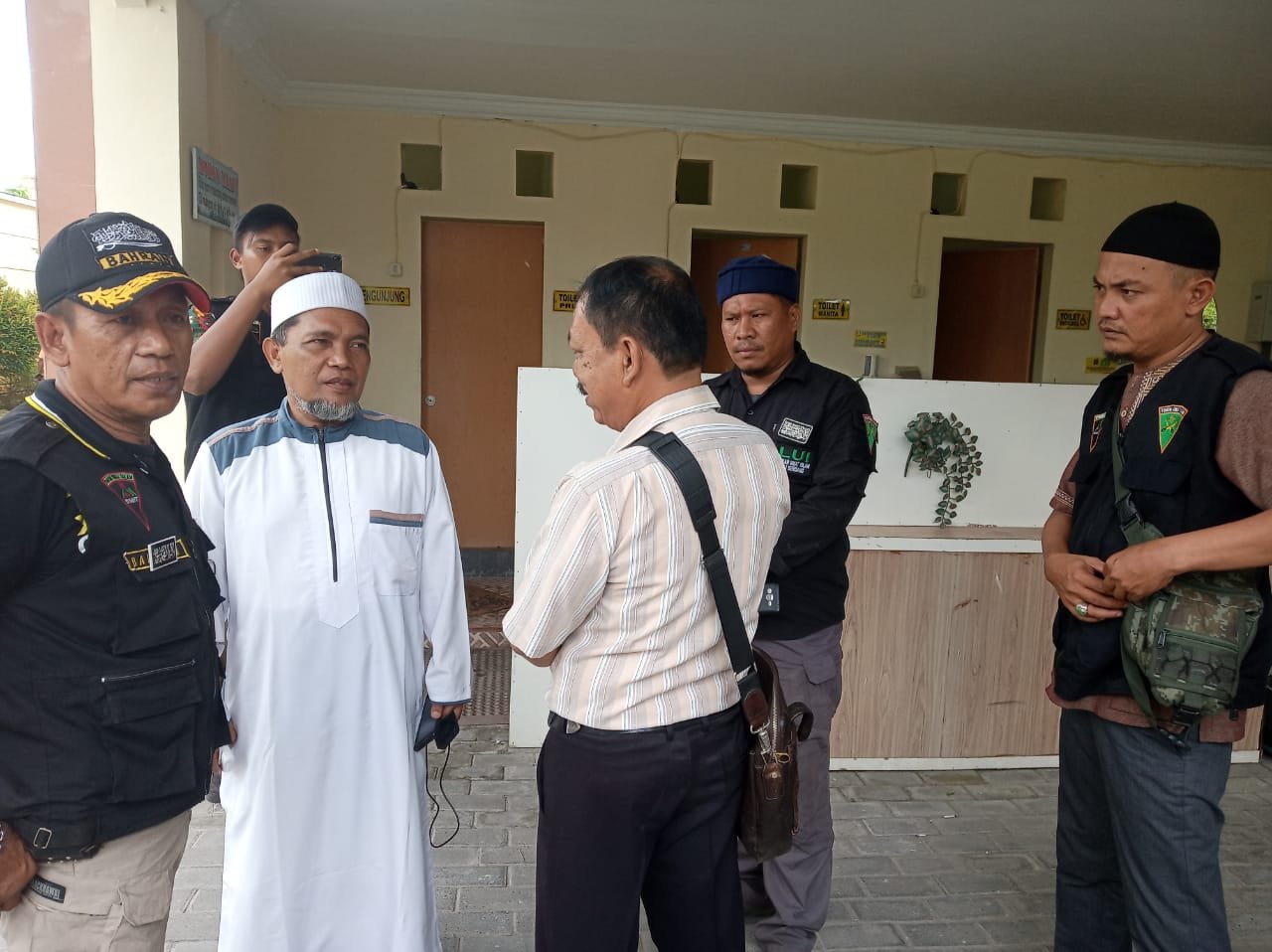 Ricuh Soal Perusakan Plank, Ketua FUI DS Azhari Tuding 