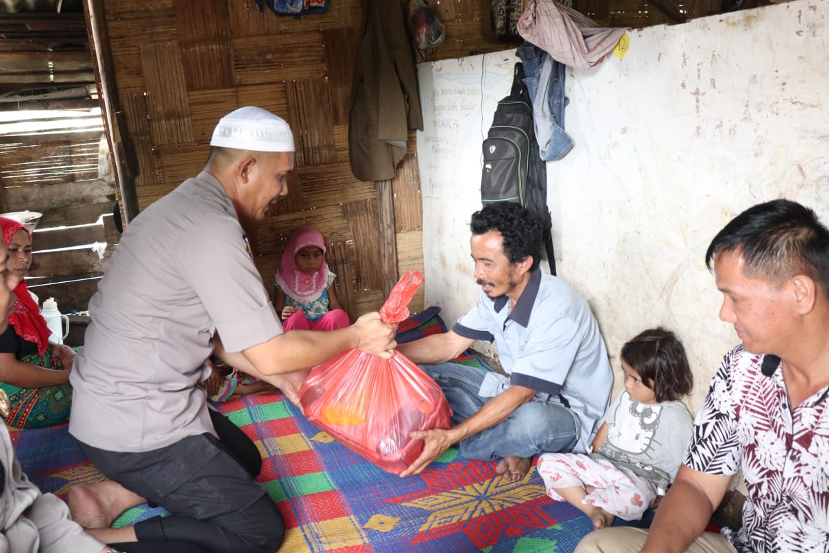 Kapolres Pakpak Bharat Laksanakan Program Jumat Barokah Memberikan Tali Asih
