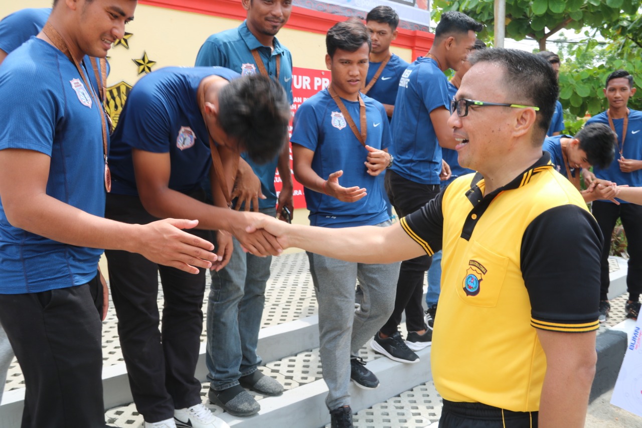 Kapolresta Deli Serdang Terima Trophy Juara III Inalum Cup 2020