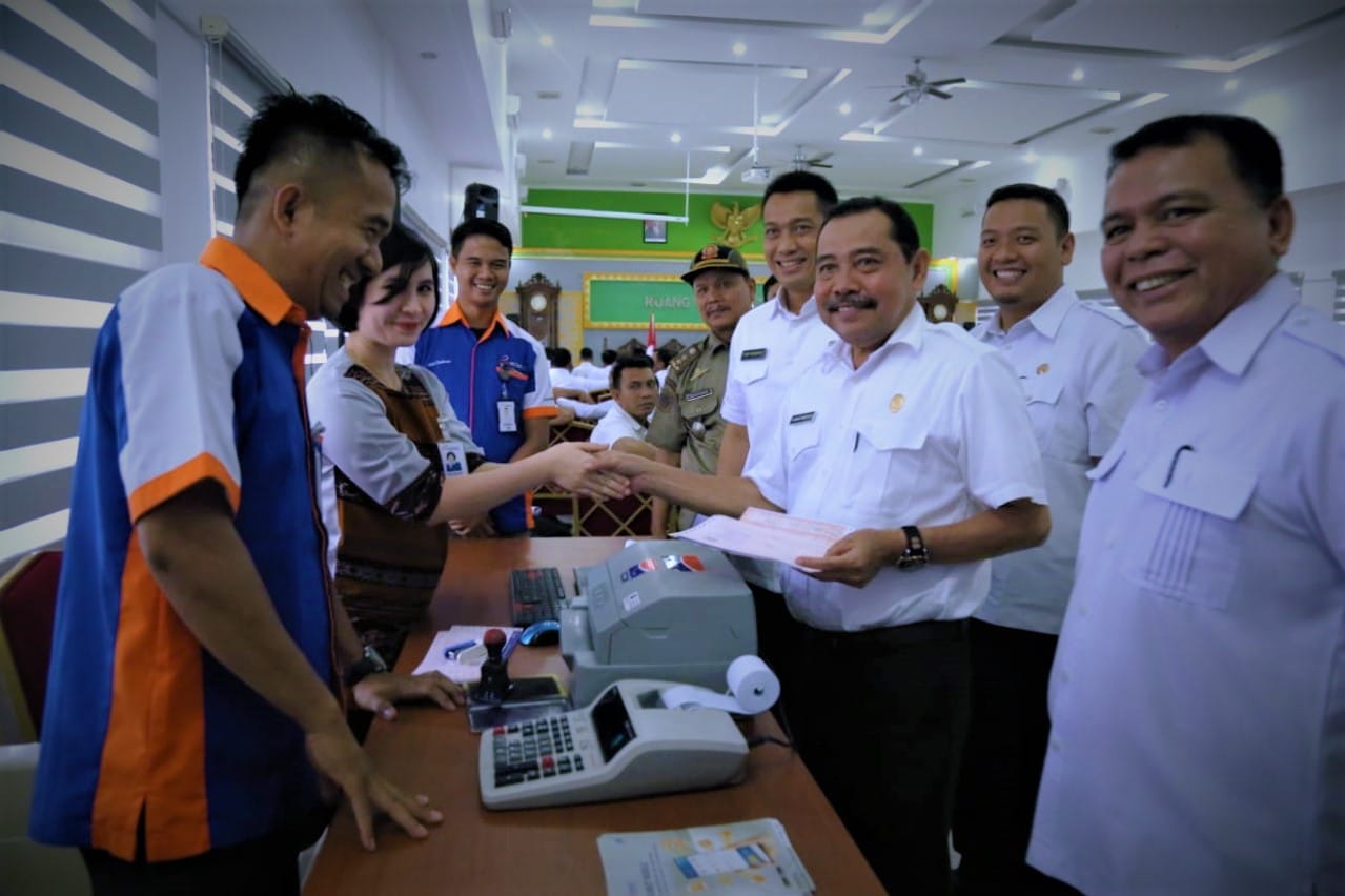 Pemkab Labuhanbatu Serahkan SPPT Dan DHKP PBB-P2 Tahun 2020