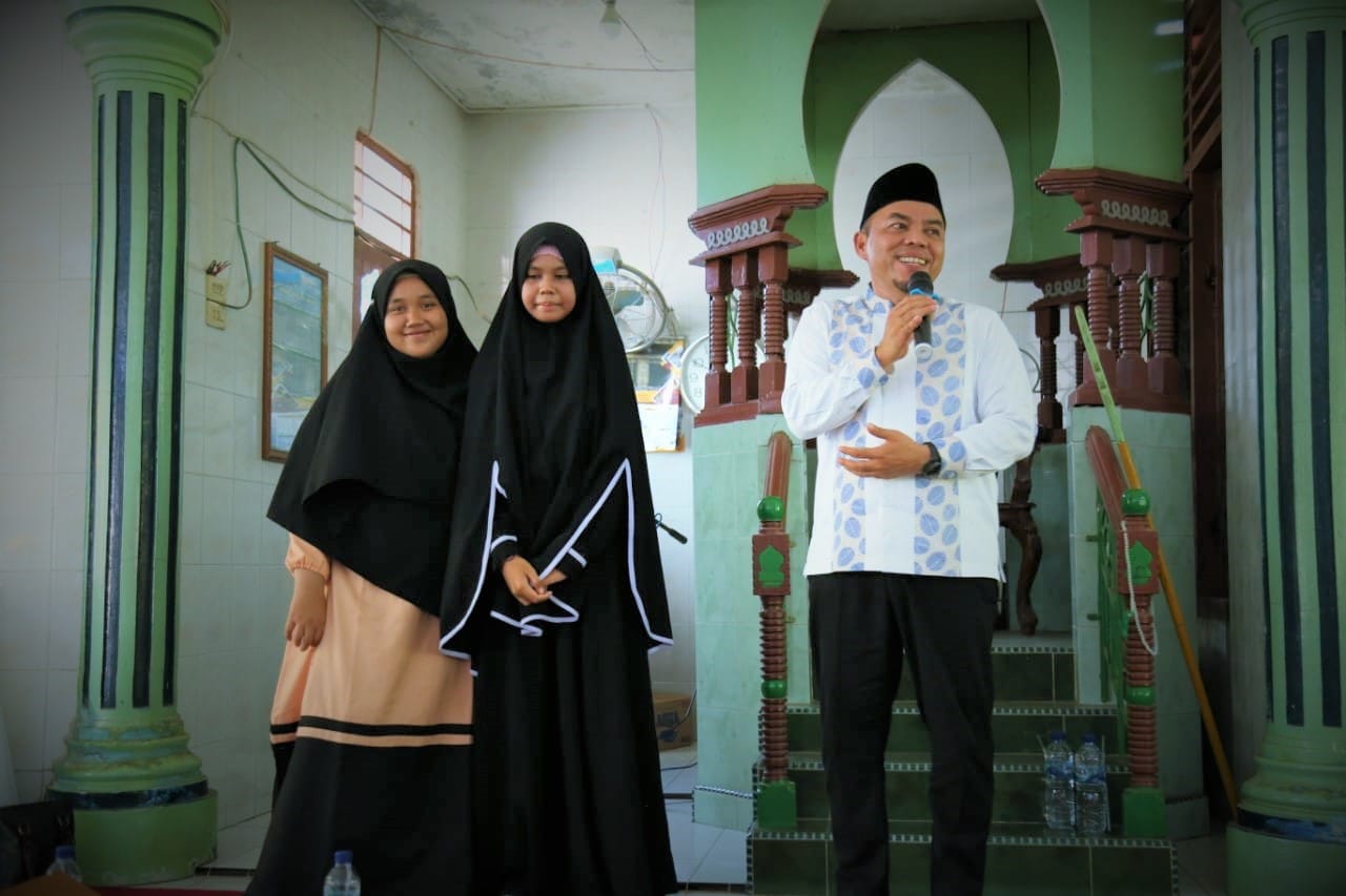 Bupati Labuhanbatu Kembali Berikan Hadiah Umrah Kepada Dua Putri Berbakat Asal Panai Hulu