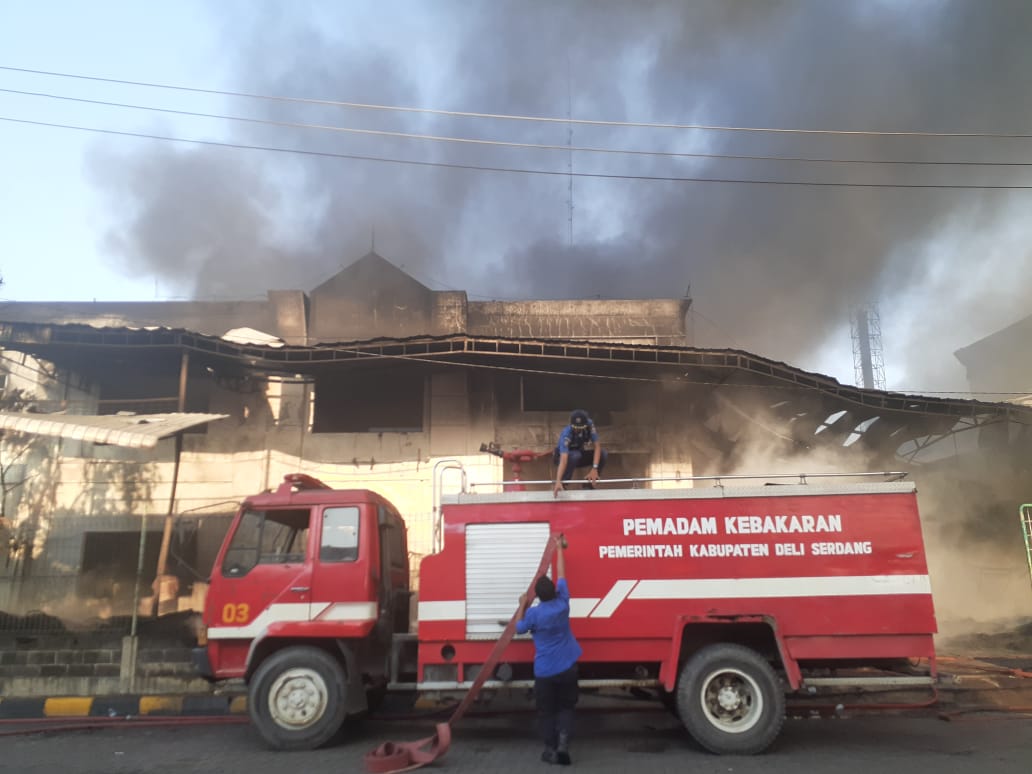 Pabrik Ban Terbakar 12 Unit Mobil Damkar Dikerahkan.