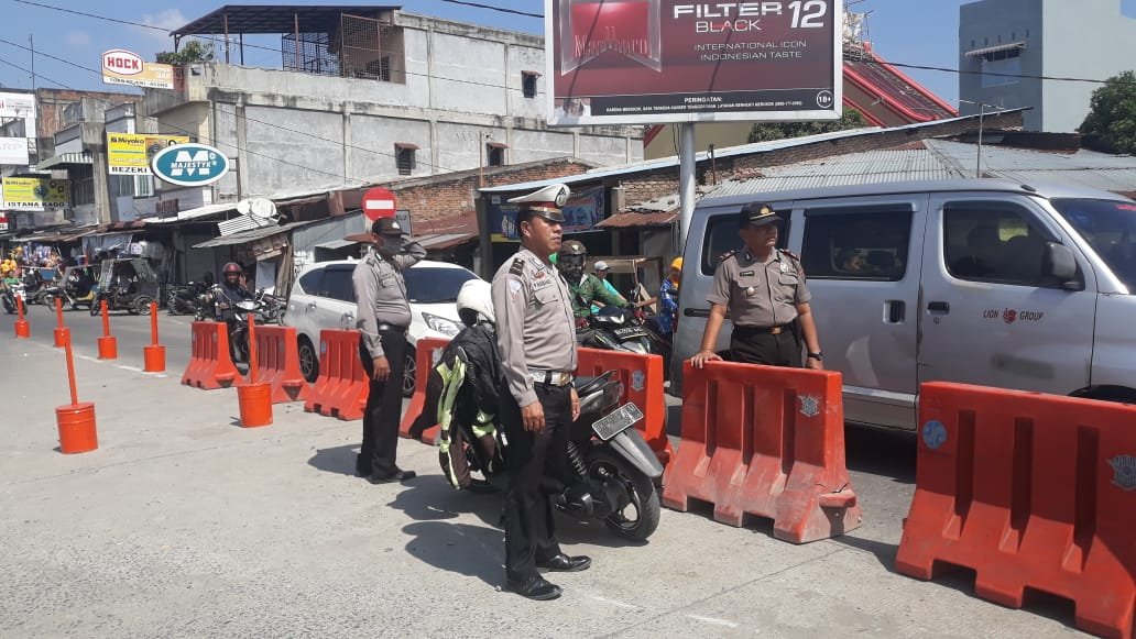 Atasi Kemacetan Arus Lalu Lintas Polsek Batang Kuis Pasang Pembatas Jalan