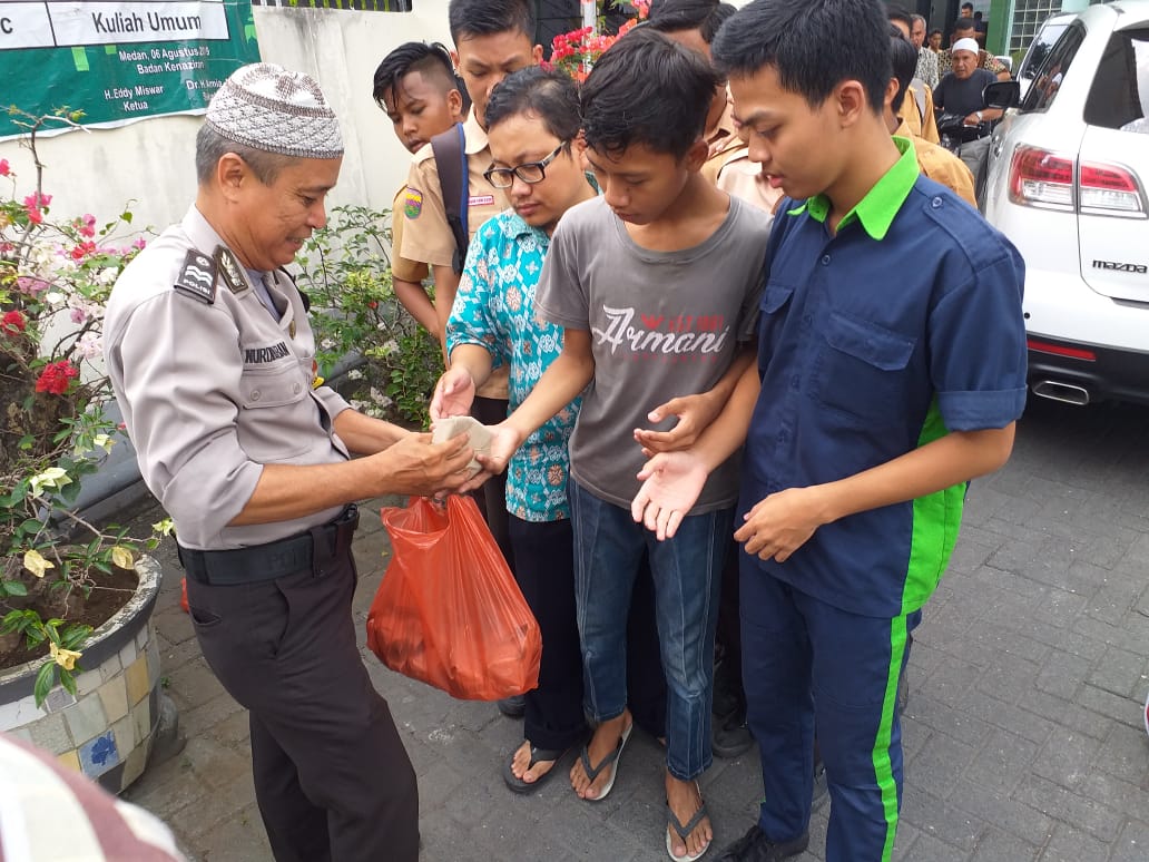 Kapolsek Medan Baru Kompol Martuasah H Tobing Jumat Barokah Berbagi Nasi Bungkus dan Lauk Pauk